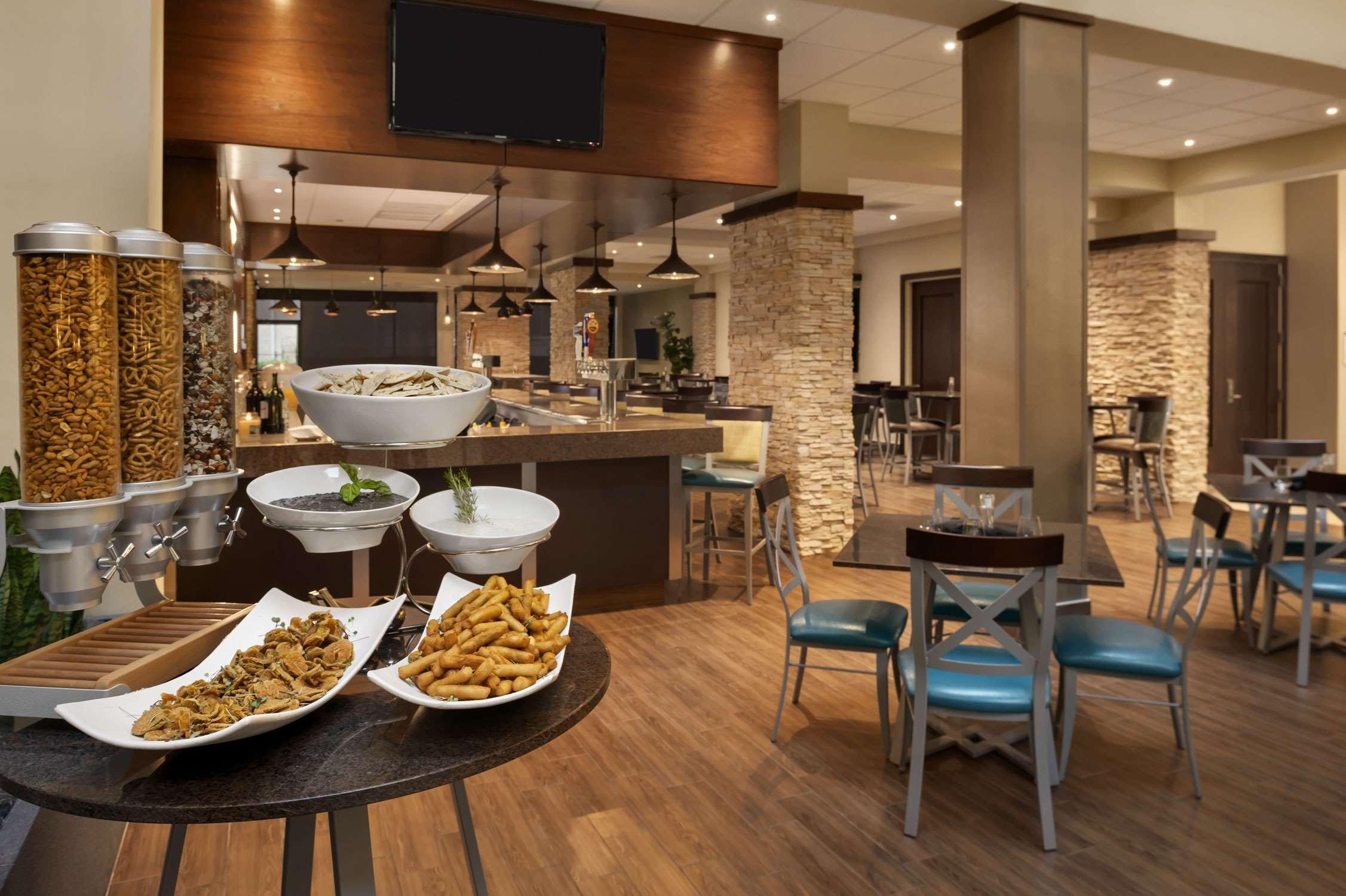 Embassy Suites By Hilton Dallas Market Center Restaurante foto