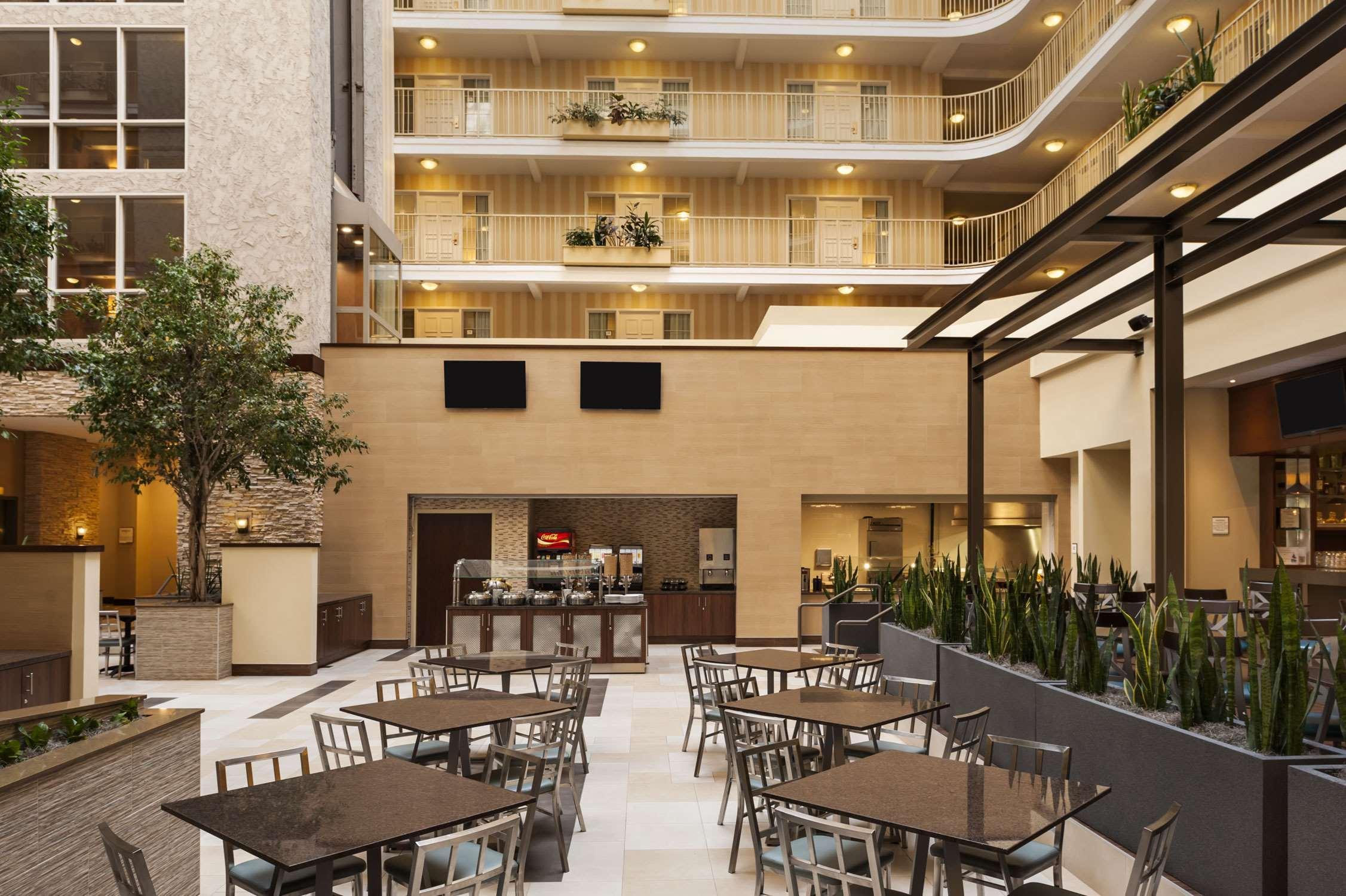 Embassy Suites By Hilton Dallas Market Center Restaurante foto